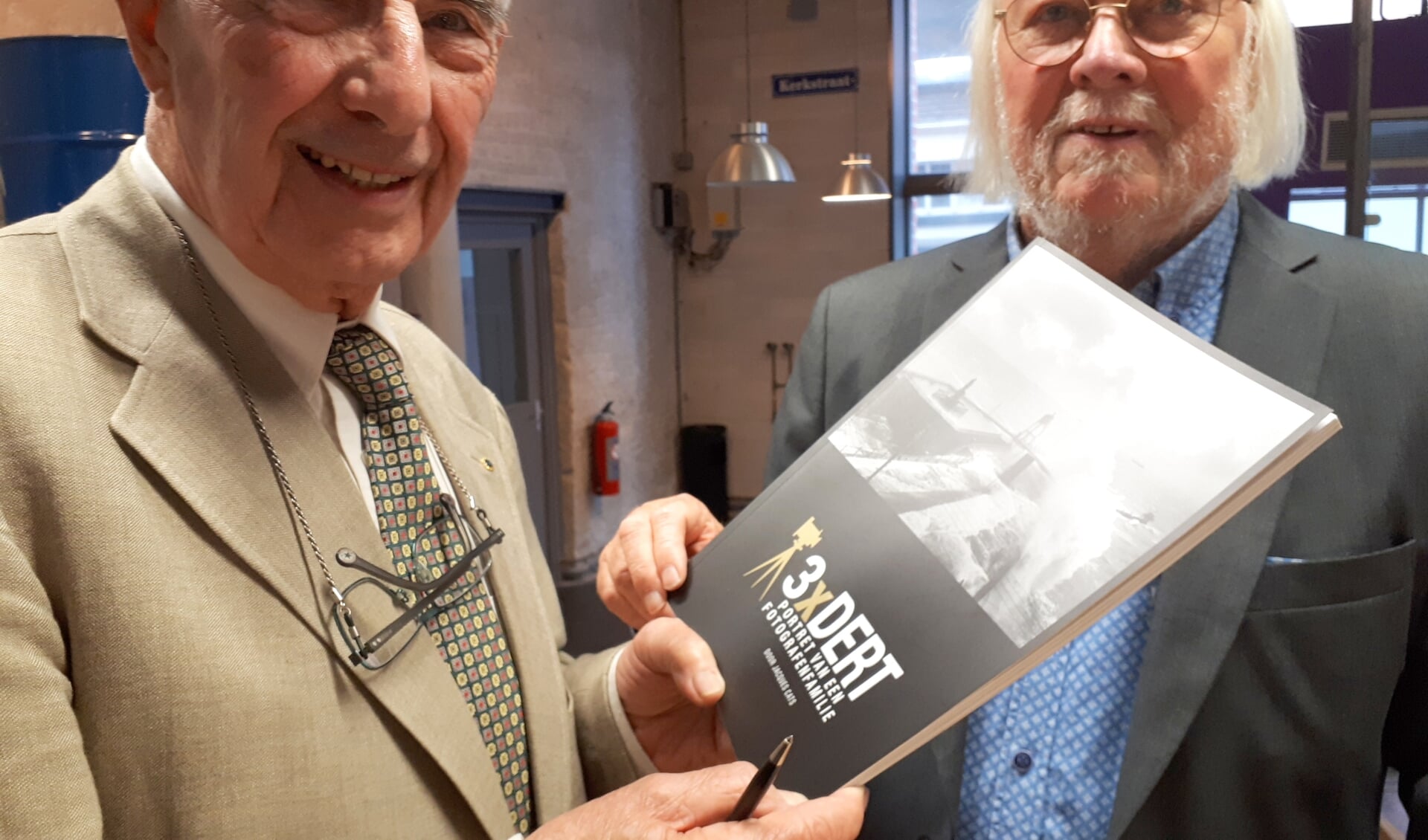 Hans Dert (l) en Jacques Cats met het nieuwe boek.