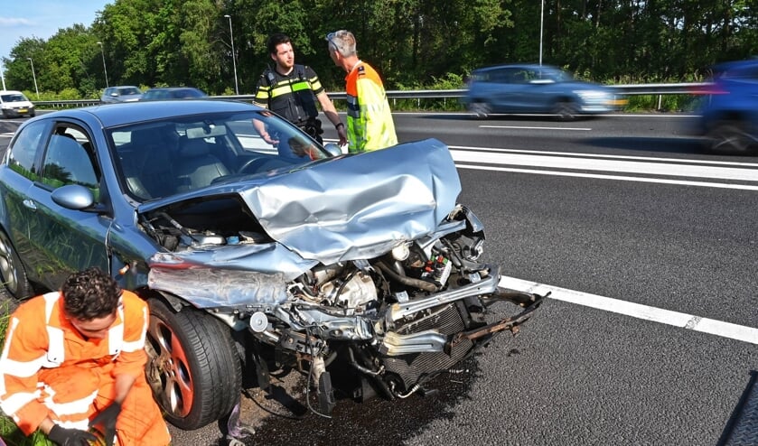 De auto is flink beschadigd.