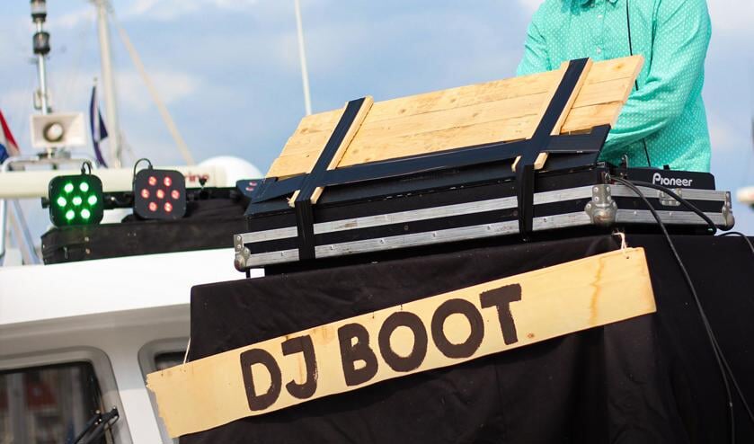 Kenny Jansen op de 'dj boot' van de Vrijmibotho