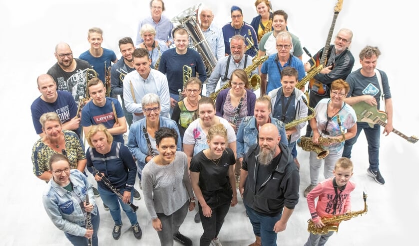 Een deel van de muzikanten die zondag 9 juni Fijnaart doen dreunen op zijn grondvesten.
