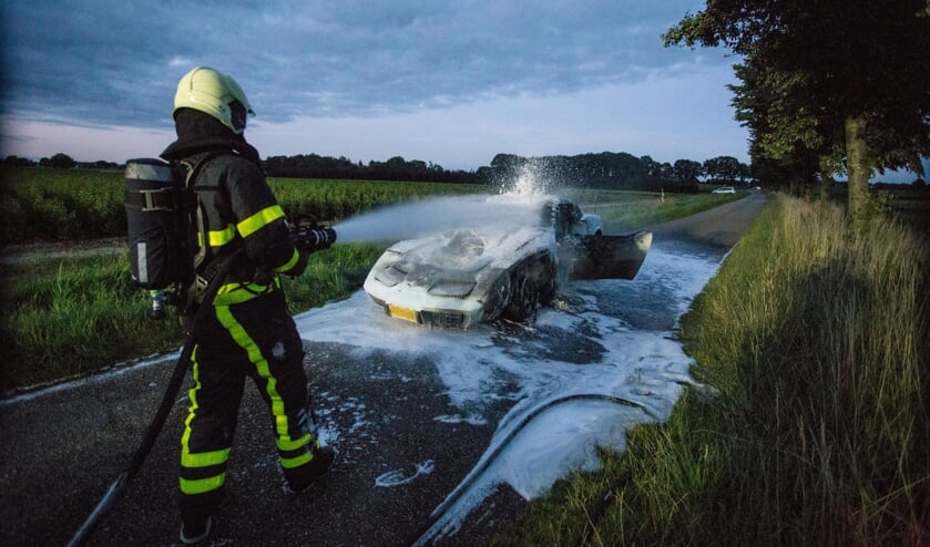 De oude auto ging in vlammen op