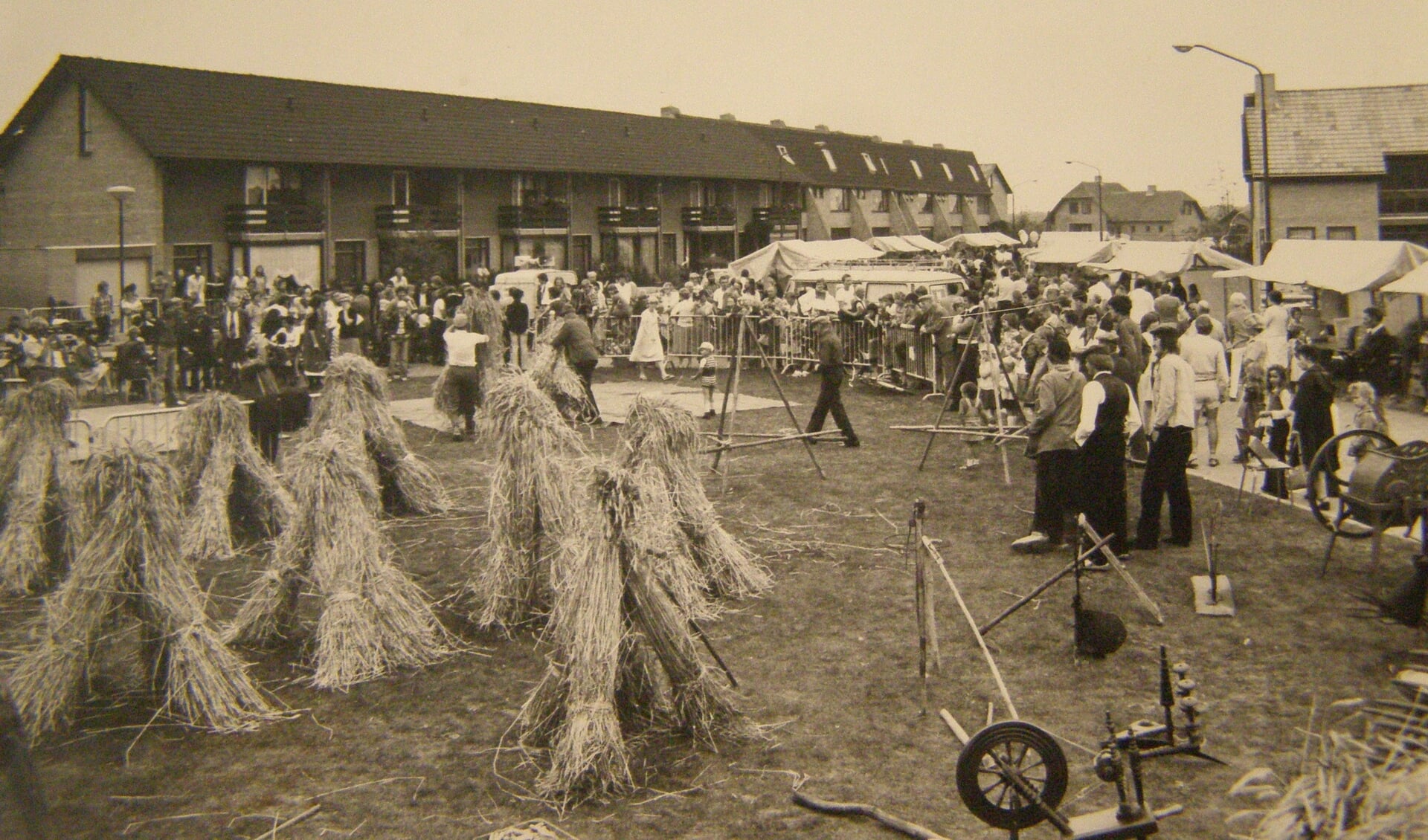 Beeld van de eerste editie van de Boerendag in 1977 aan de Frederikstraat-Nassaustraat: toen nog kleinschalig, maar al wel heel gezellig. 