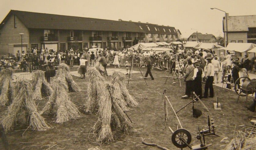 Beeld van de eerste editie van de Boerendag in 1977 aan de Frederikstraat-Nassaustraat: toen nog kleinschalig, maar al wel heel gezellig.