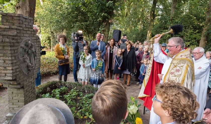 Pastoor Hans van Geel in actie tijdens de Processie in Sprundel.