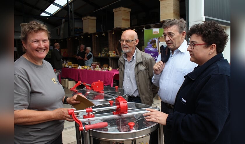 Beginnend imker Willy Hermans legt uit hoe een moderne honingslinger werkt.