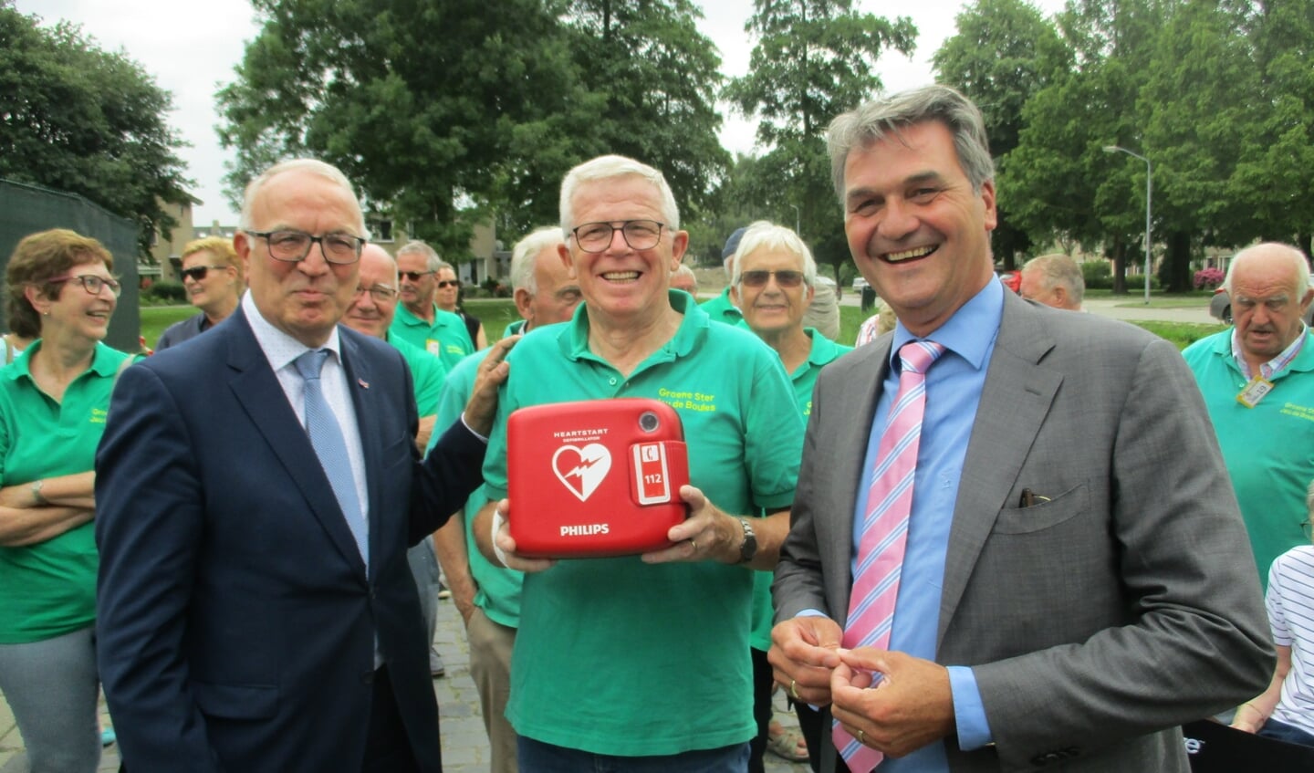 V.l.n.r. Eef Schoneveld, Henk Goverde en Ferdinand van den Oever poseren met de nieuwe defibrillator. 