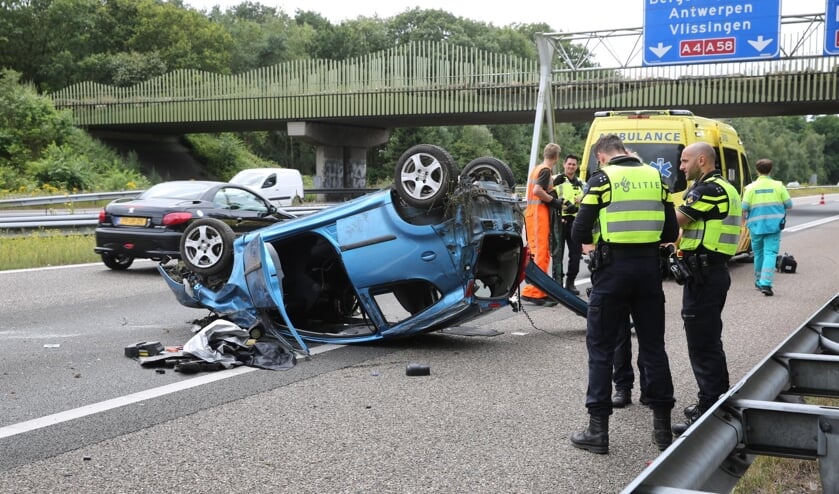 De auto raakte over de kop.