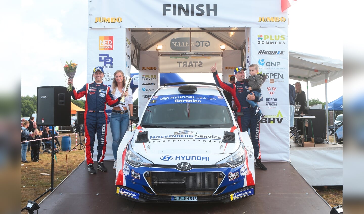 Grote winnaar Bob de Jong op het podium.