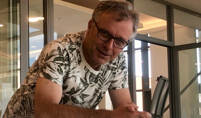 Wim is vereerd met zijn lintje, maar wil graag alle vrijwilligers van 't Veerke erbij betrekken. FOTO: Johan Wagenmakers