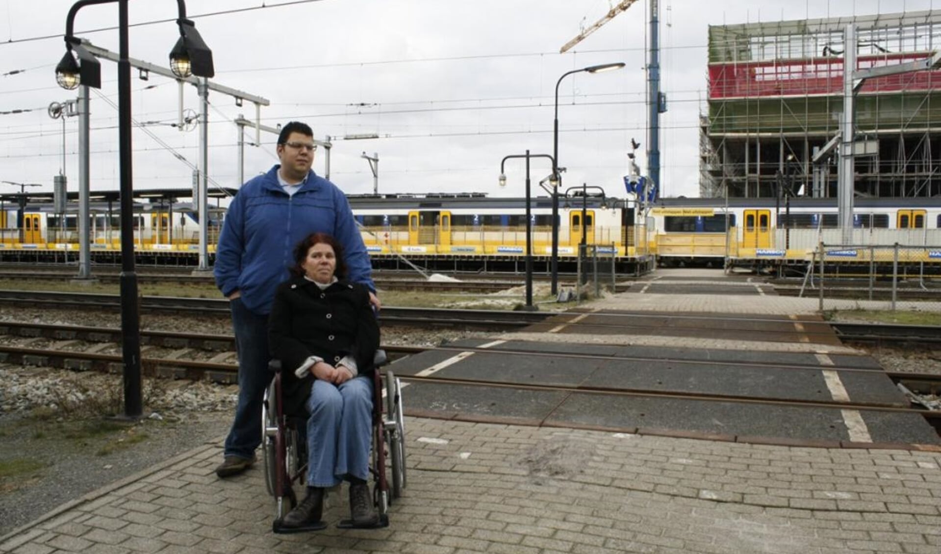 Soufyan en zijn moeder in 2014, toen ze problemen hadden op het NS station waar geen liften waren voor mensen in een rolstoel