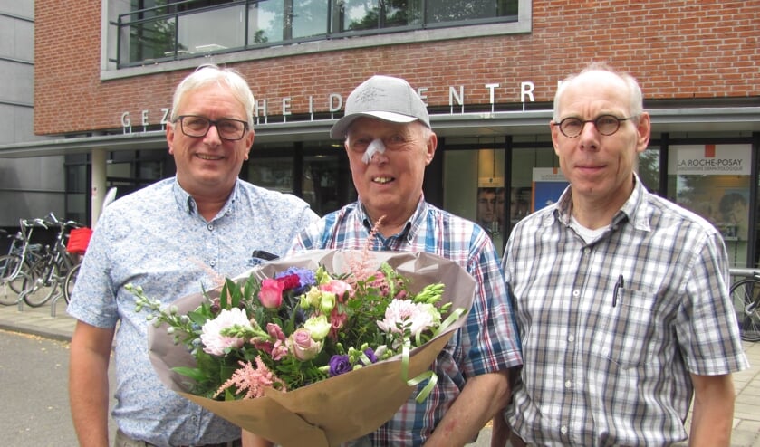 Johan Verheijen, geflankeerd door huisarts Ger Kolsters (links) en apotheker Ger Heijdra (rechts).
