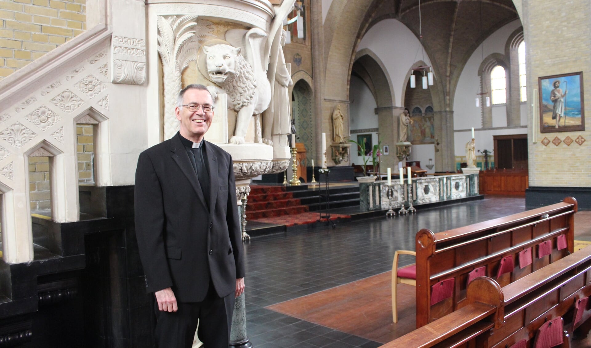 Pastoor Hans de Kort in de grote Gummaruskerk van Steenbergen die tot de Sint Annaparochie zal blijven behoren.