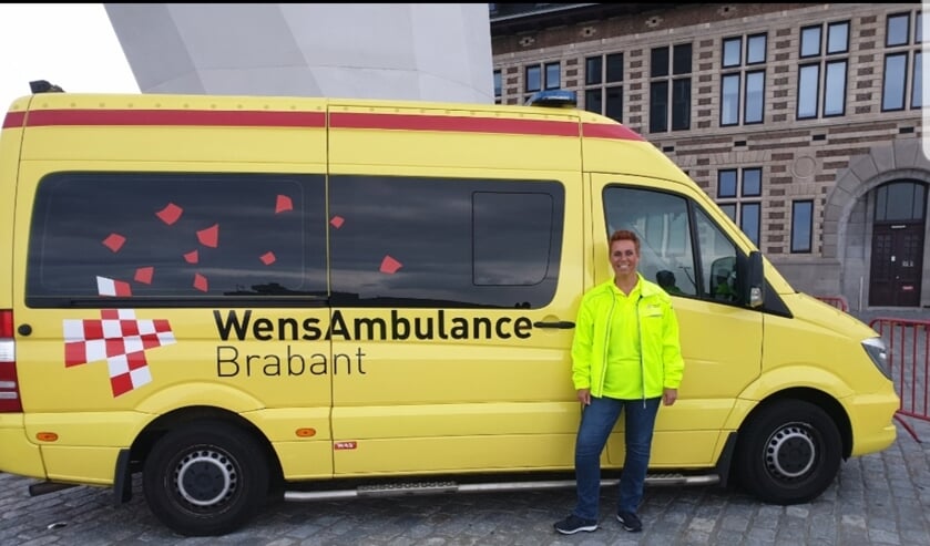 Mariëlla Leutscher bij de ambulance