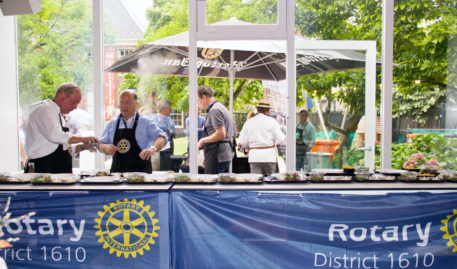 Mosselen bereiden en eten voor het goede doel. FOTO ROTARY ROOSENDAAL.