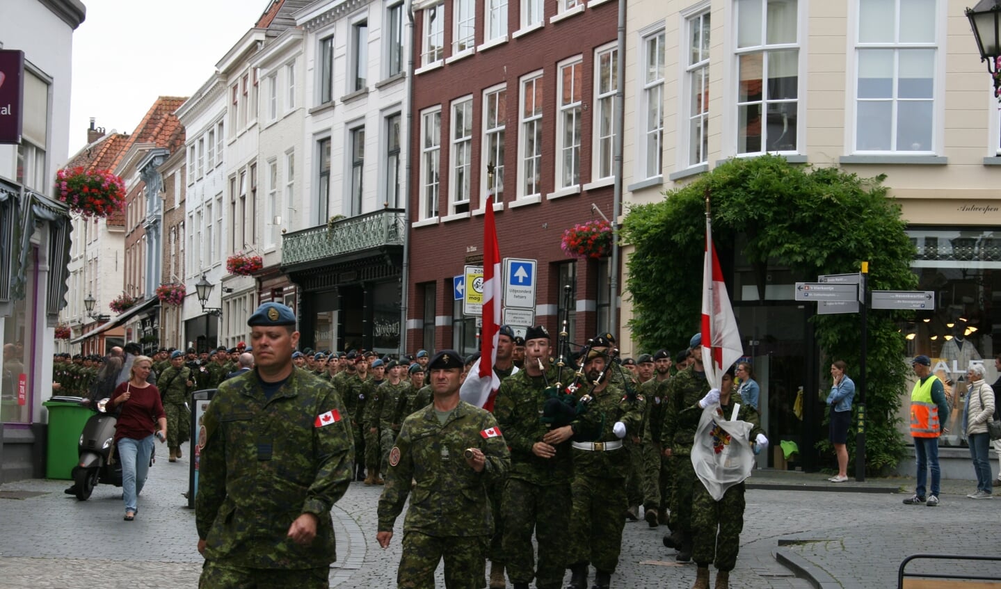 Canadese troepen door de straten van Bergen op Zoom.