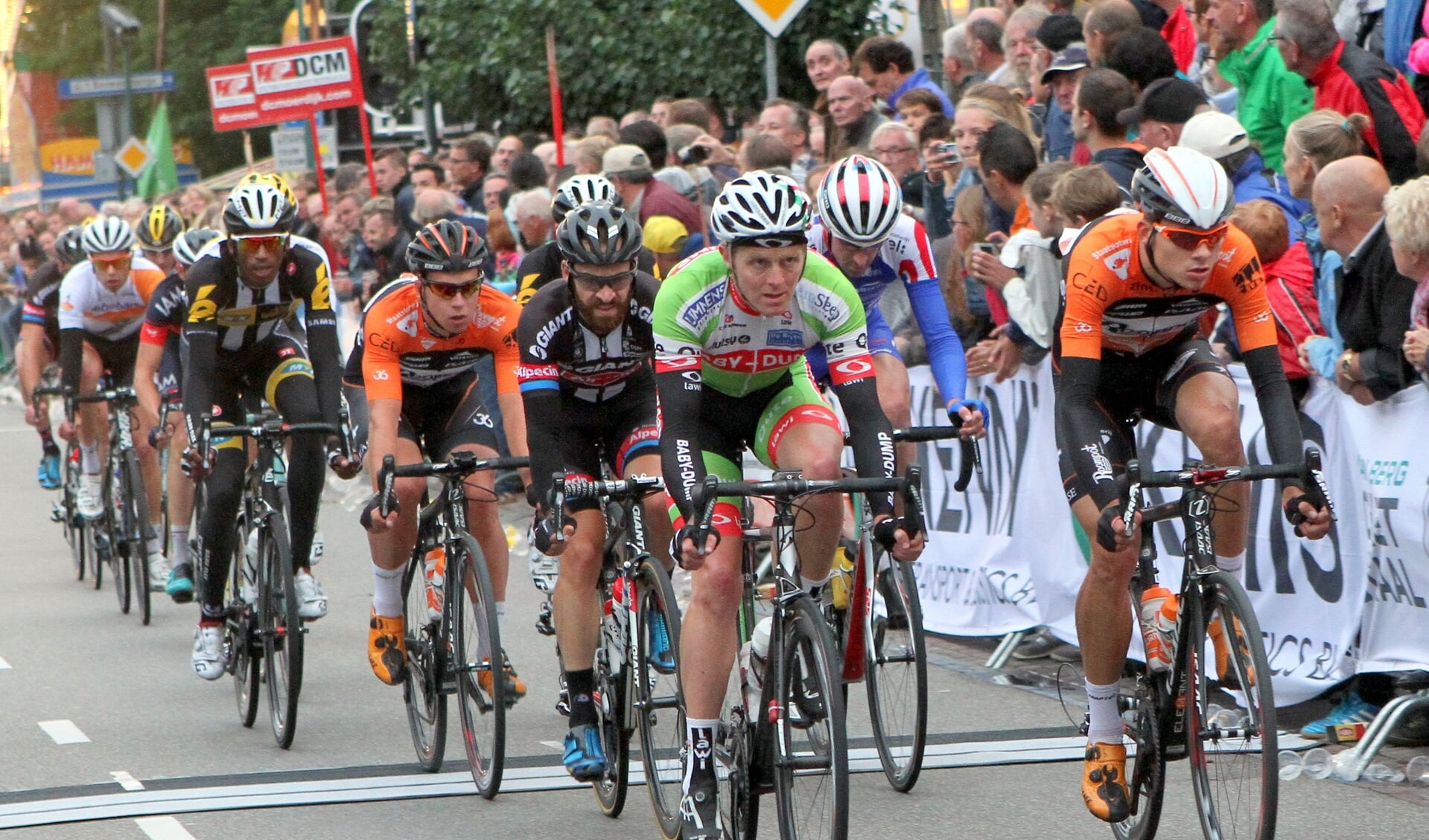 Het peloton passeert de Dorpsstraat! FOTO H. THEUNS