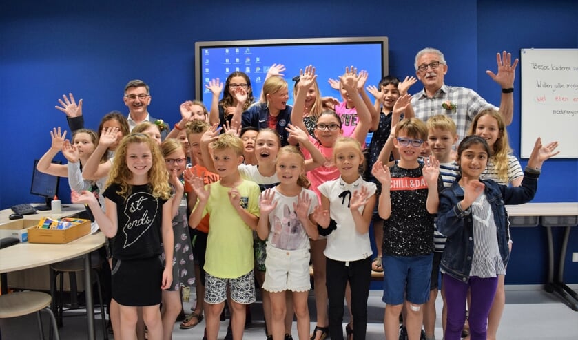 Ton van Giels (links) en Frans Klijs met 'hun' kinderen uit groep 5. FOTO STELLA MARIJNISSEN