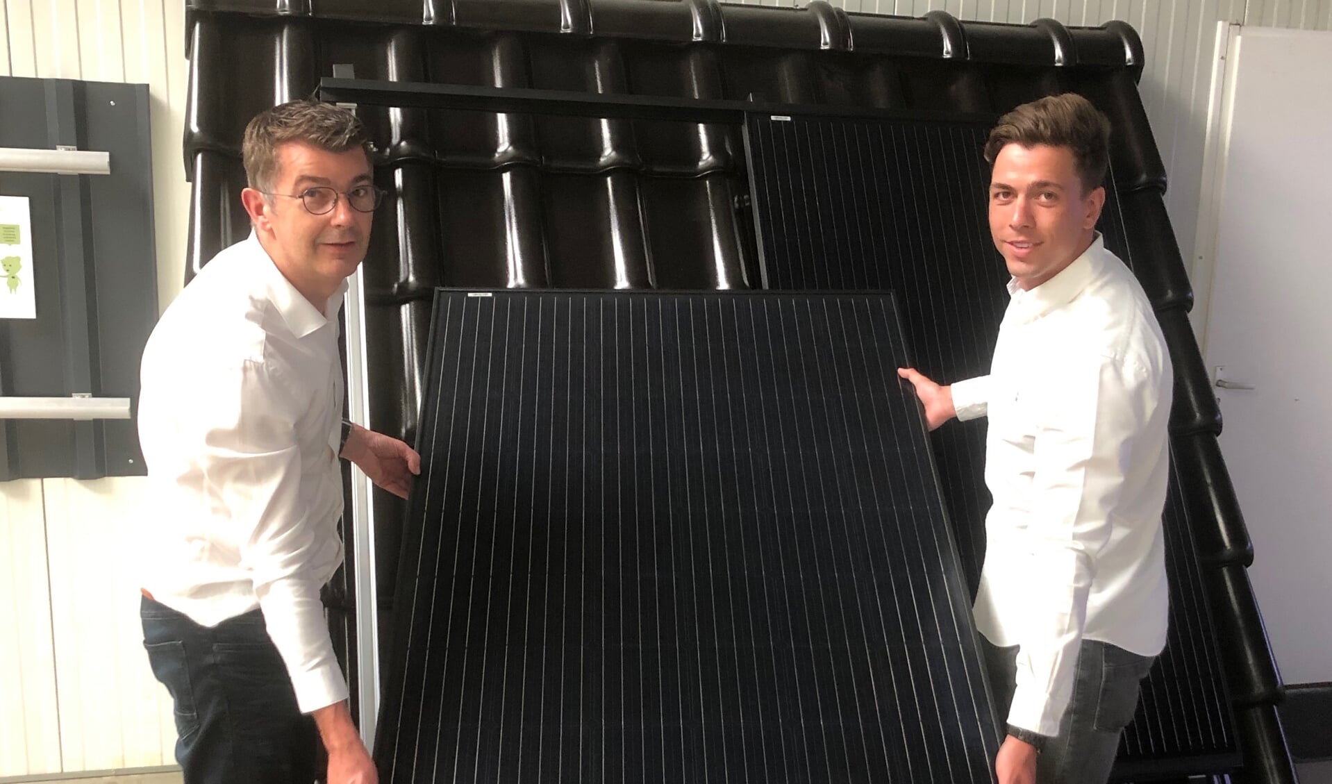 Vestigingsdirecteur Arno van der Kloot (links) en Rowdy Bos zijn de 'gezichten' van Solar Today Roosendaal