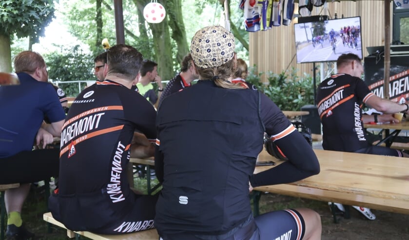 Wielerliefhebbers keken samen de tour.