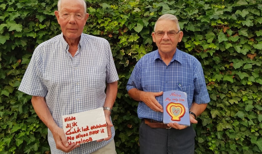 Henk Oosterling (links) en Van Aart met hun zelfgemaakte kleimonumentjes voor hun overleden partners.