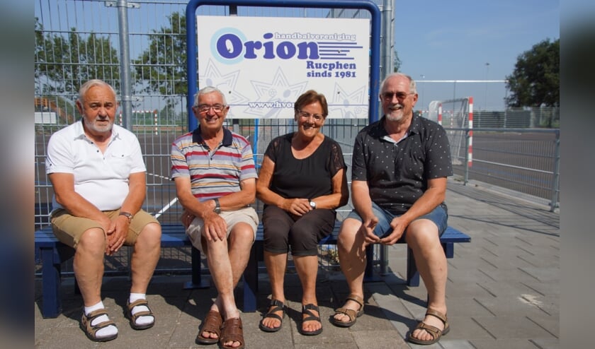 Vier van de 18 vrijwilligers die bij de organisatie betrokken zijn.