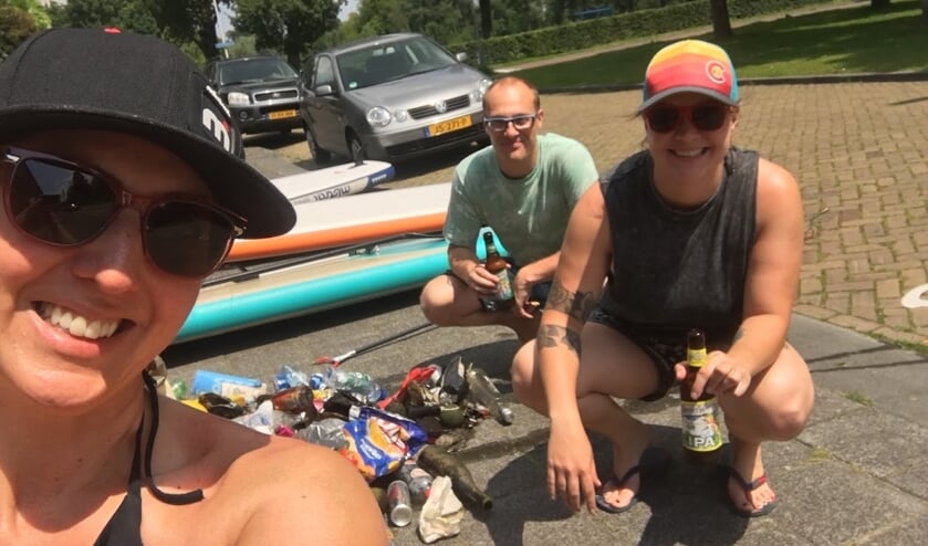 Kristina (links) maakt al suppend de Singels schoon