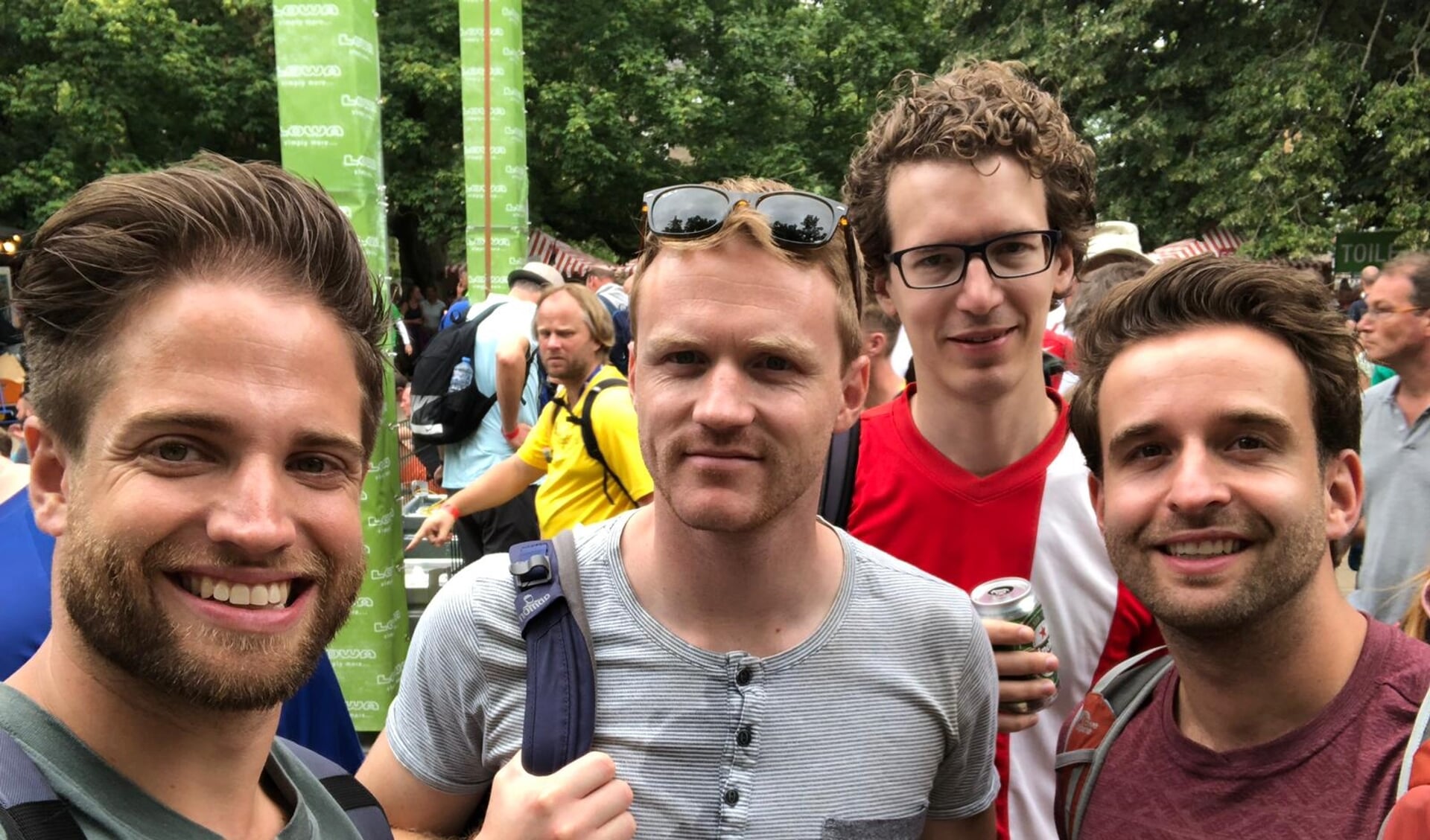Bram (links) uit Breda loopt samen met zijn vrienden de Nijmeegse Vierdaagse