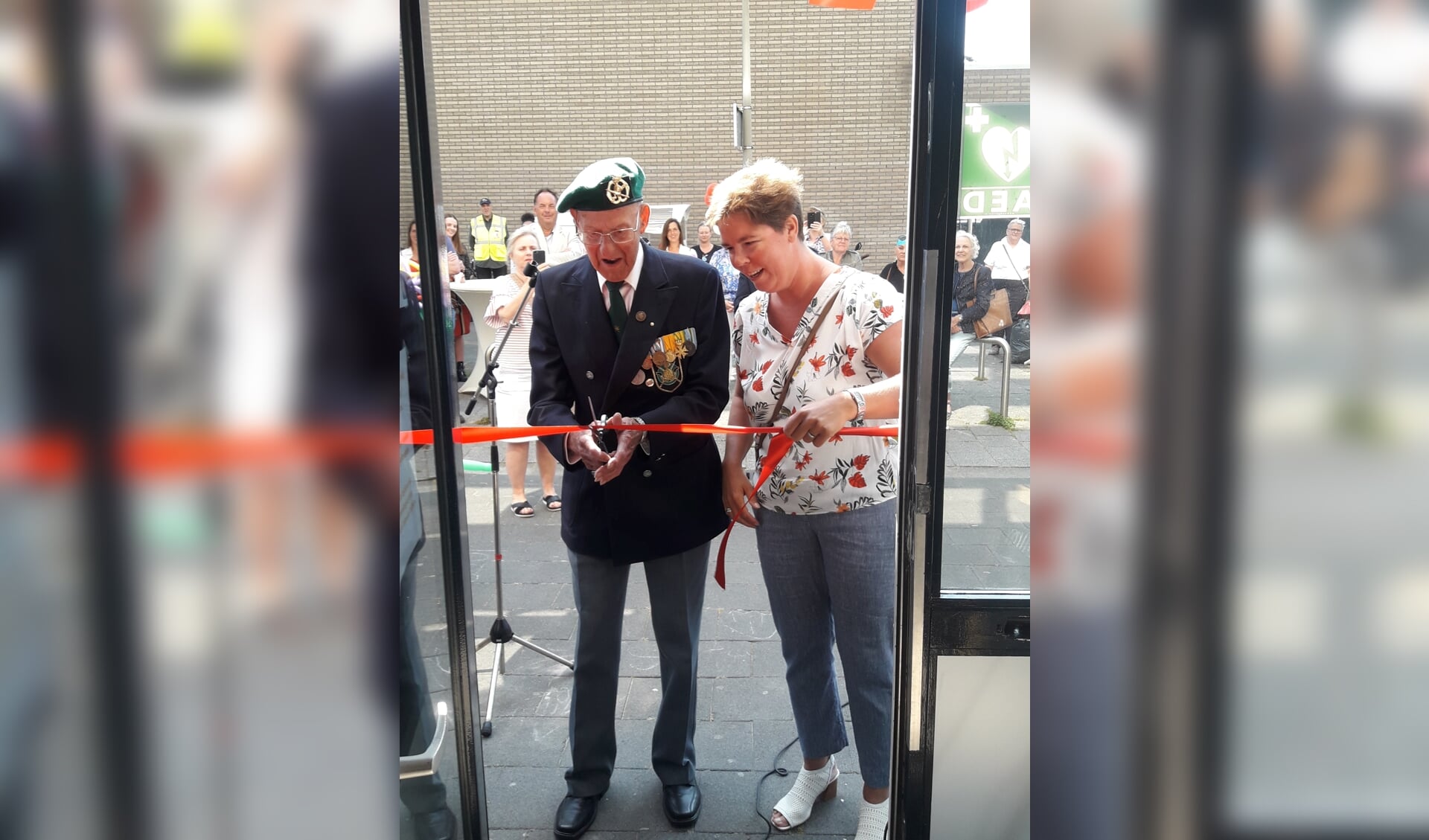 Openingshandeling verricht door buurtbewoner en bezoeker van Bij Bosshardt Wil Scheeringa en wethouder Inge Raaijmakers