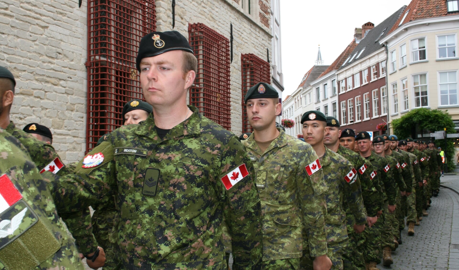 Canadese troepen door het centrum van Bergen op Zoom.