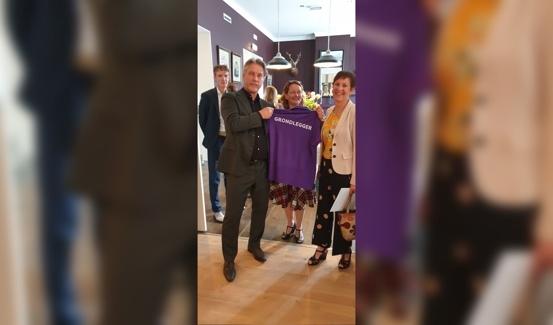 Jan Verbaal ontving uit handen van de directie van De MARQ een uniek polo-shirt als afscheidscadeau. FOTO DE MARQ