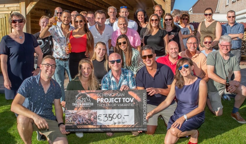Maar liefst 3500 euro mochten Joalien Bevelander en Barry de Jong van Project TOV uit handen van de organisatie van de Vrijmibotho ontvangen.