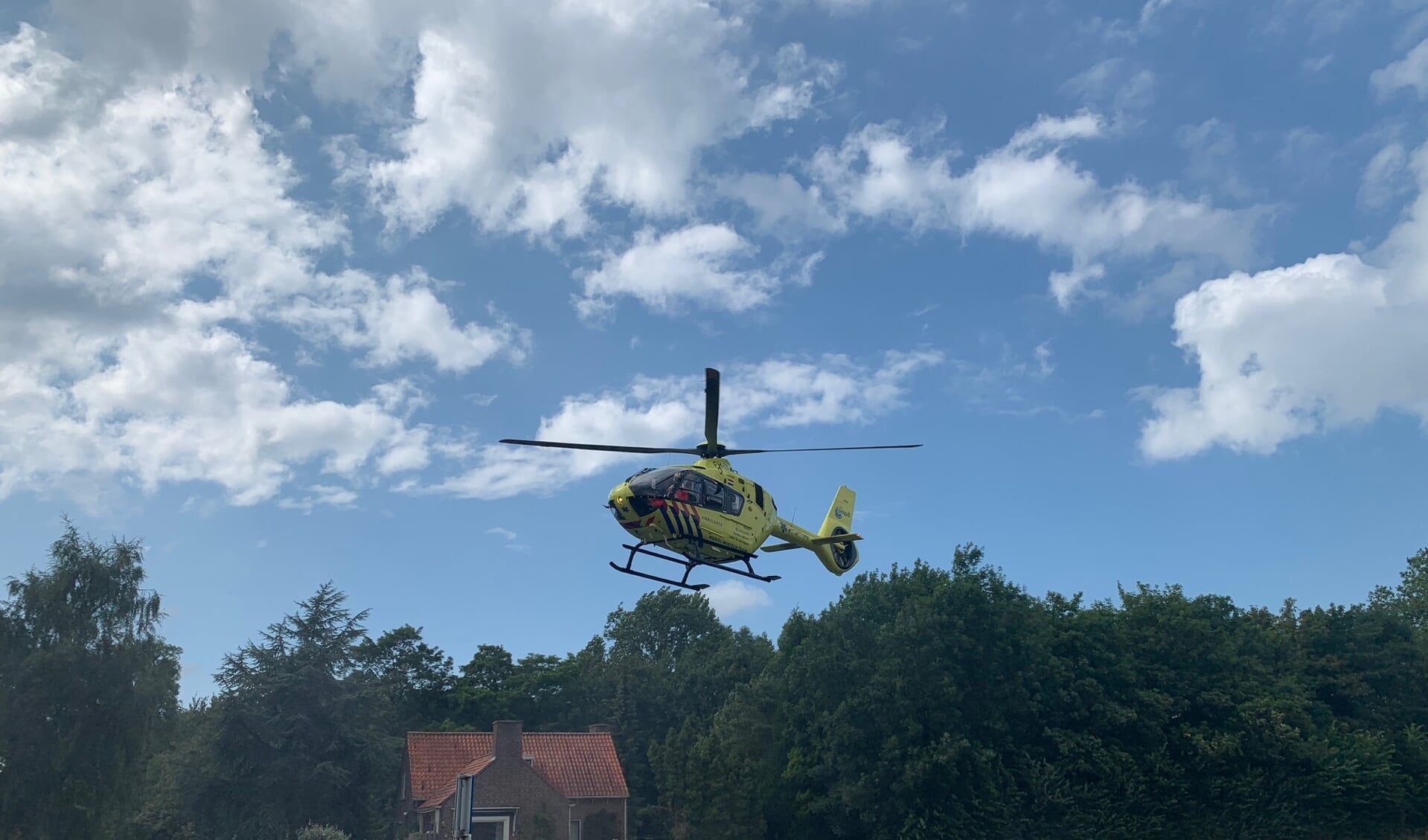 De traumahelikopter landde op een nabijgelegen grasveld.