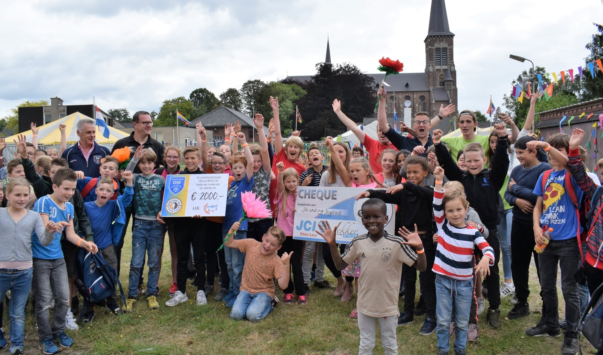 Jeugdland blij met cheques van Lekker Etten-Leur en voetbalclubs Unitas'30 en DSE. FOTO STELLA MARIJNISSEN