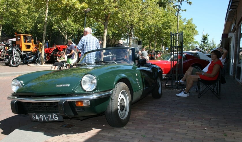 Prachtige bolides verschijnen op de Oldtimershow in Lepelstraat