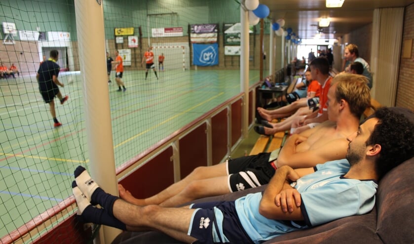Oron Agam en Rick Vermeij kijken op hun bed het 24-uurs voetbal