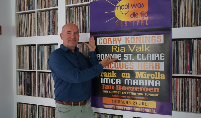 Voorzitter Peter Uytdehage bij de poster met de namen van de iconen van het Nederlandse levenslied FOTO RENÉ BRUIJNINCX
