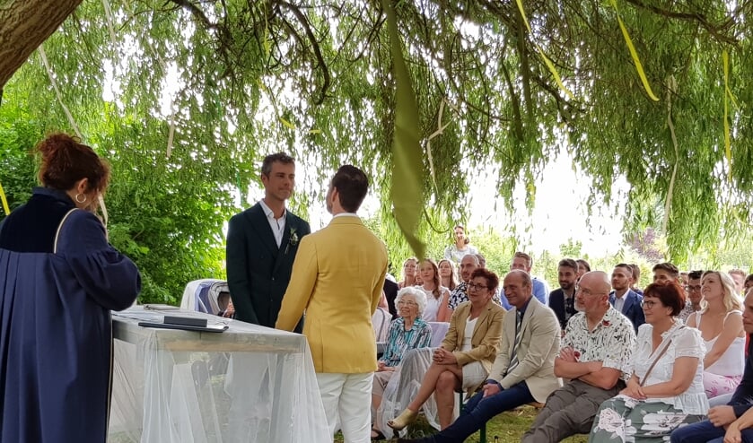 Jeroen (links) en Jesse geven elkaar het jawoord.