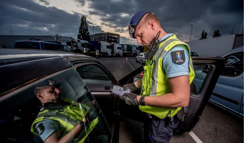 De Koninklijke Marechaussee hield de mannen aan.