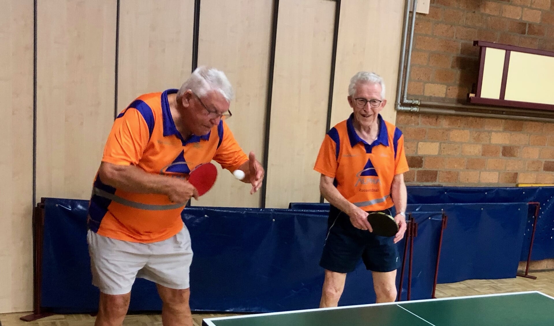 Adrie Buijs (links) en de bijna 90-jarige Piet Lardee spelen elke woensdag hun partijtje mee. Foto: Johan Wagenmakers