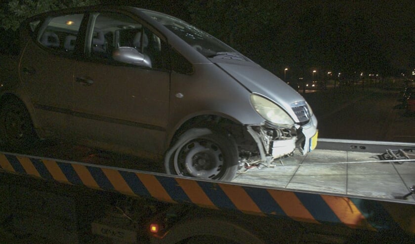 De beschadigde auto is door een berger weggetakeld.