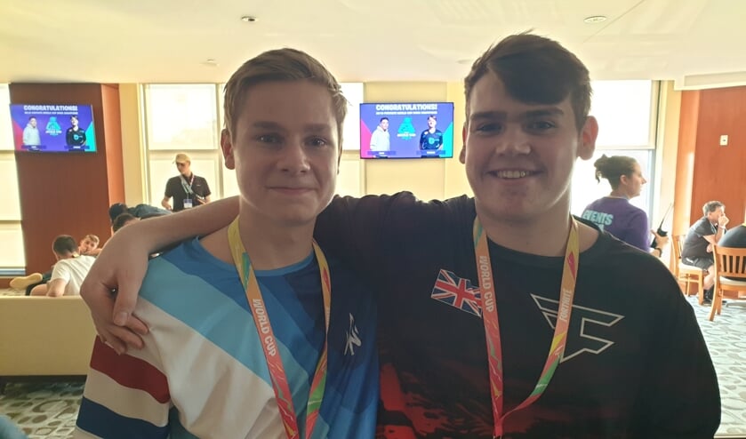 Dmitri 'Mitro' van de Vrie (l) en zijn Britse partner Kyle ‘Mongraal’ Jackson.