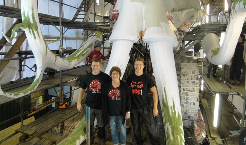 Bouwers Mathijs, Marie-Louise en Sven voor hun wagen Vervloekt.