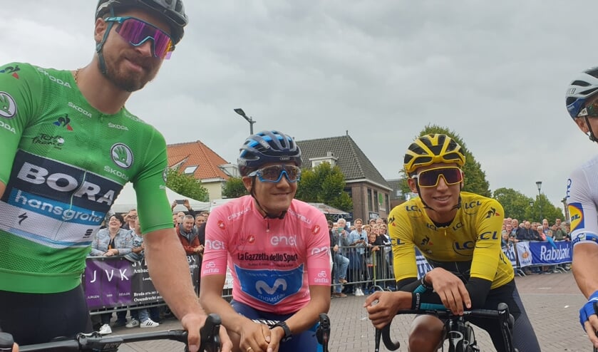 Van links naar rechts Peter Sagan, Richard Carapaz, Egan Bernal en Elia Viviani in afwachting van de tijdrit.
