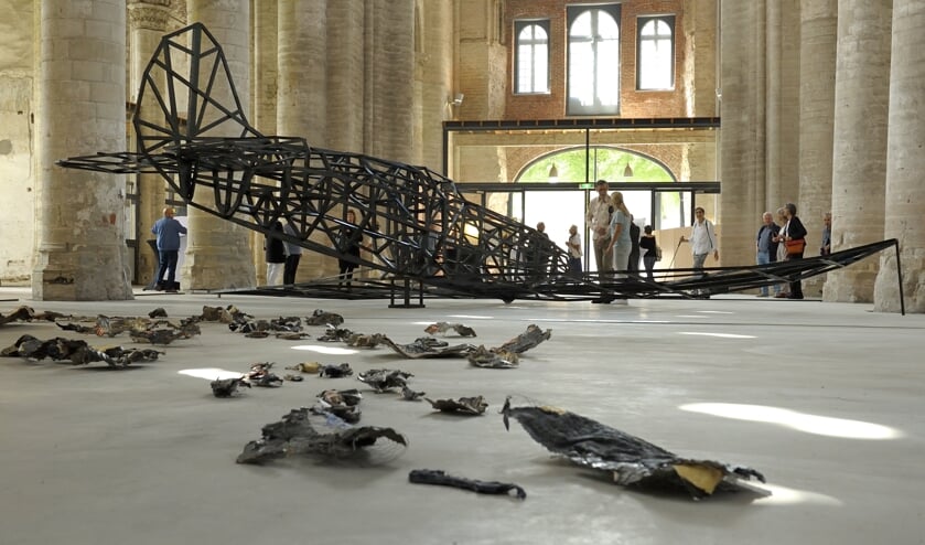 Het kunstwerk van 'Uncle Abe's Spitfire' komt mooi tot zijn recht in de Grote Kerk.
