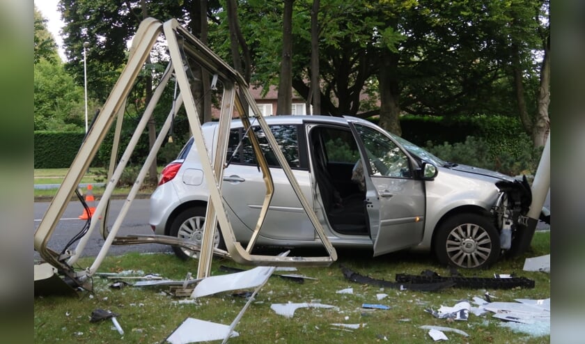 De auto raakte zwaar beschadigd bij het ongeval.