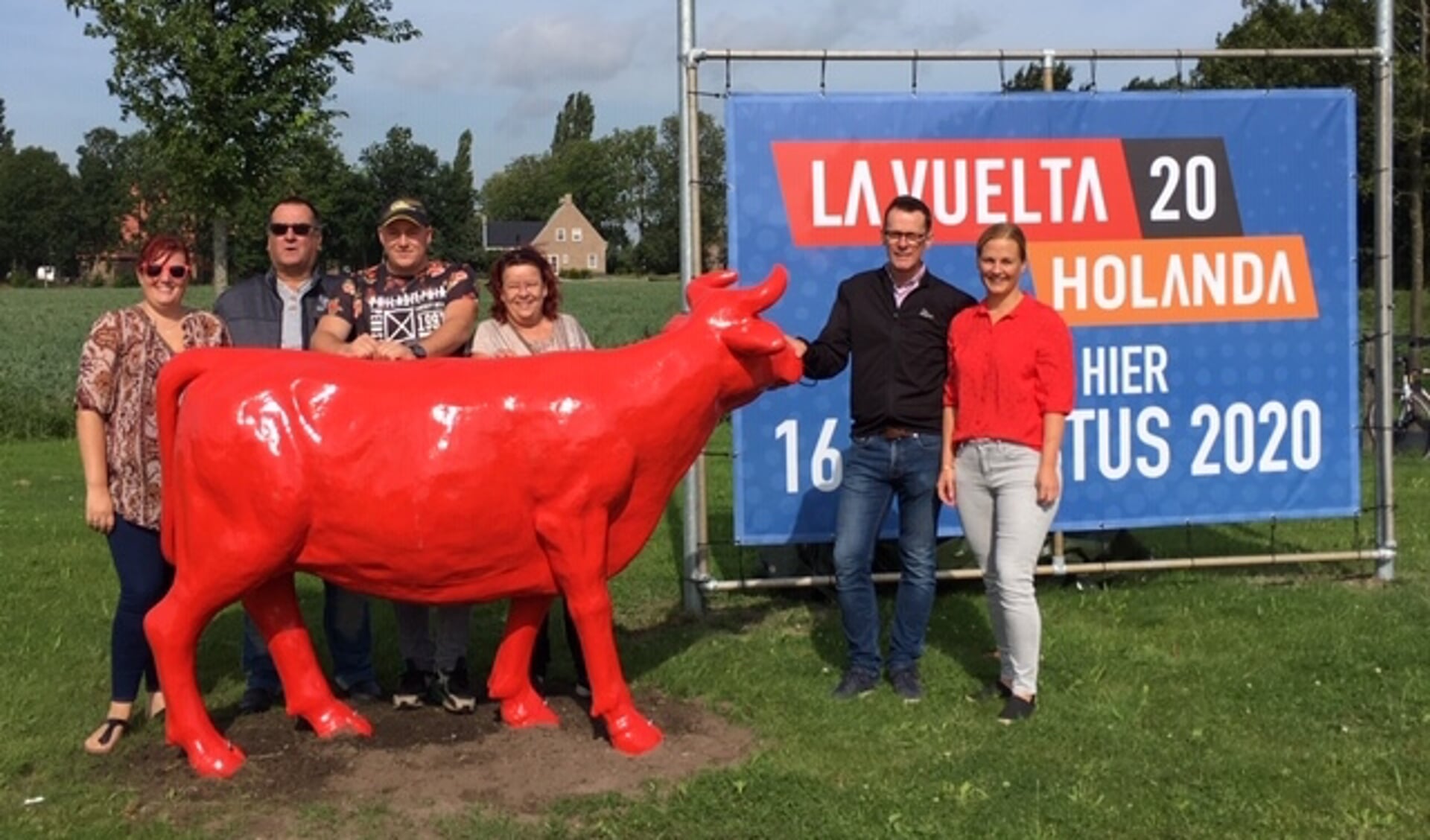 B.C. de Leuttrappers hebben een reusachtige rode stier geplaatst in Dinteloord als welkomstgroet voor de Vuelta 2020. 