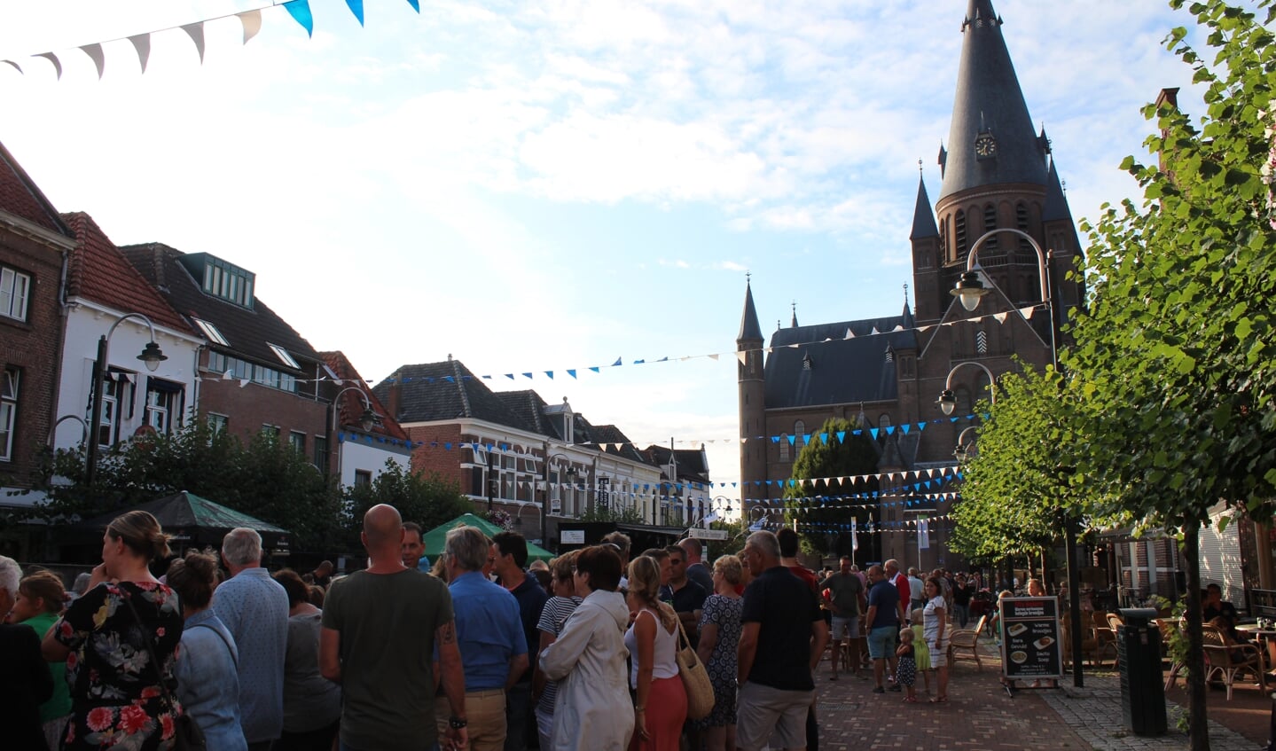 Een volle Markt in Steenbergen wacht op de speciale opening van de Kleine Tour Steenbergen met speciale acts.