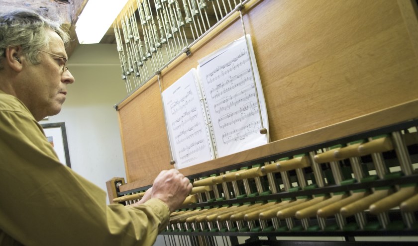 Toni Raats bespeelt het carillon van de St. Jan.