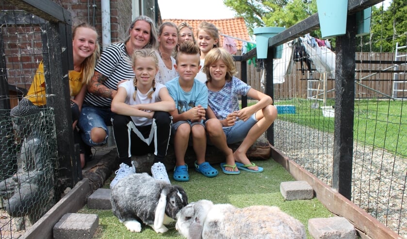Wijkhoofd Josje Holthuijsen heeft wat steun in het dorp Kruisland voor de Dierenbescherming.