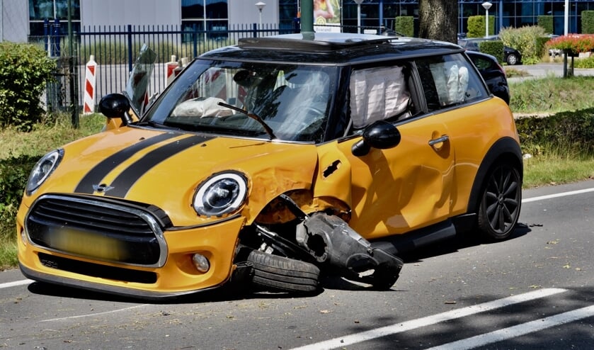 De auto raakte flink beschadigd bij het ongeval.